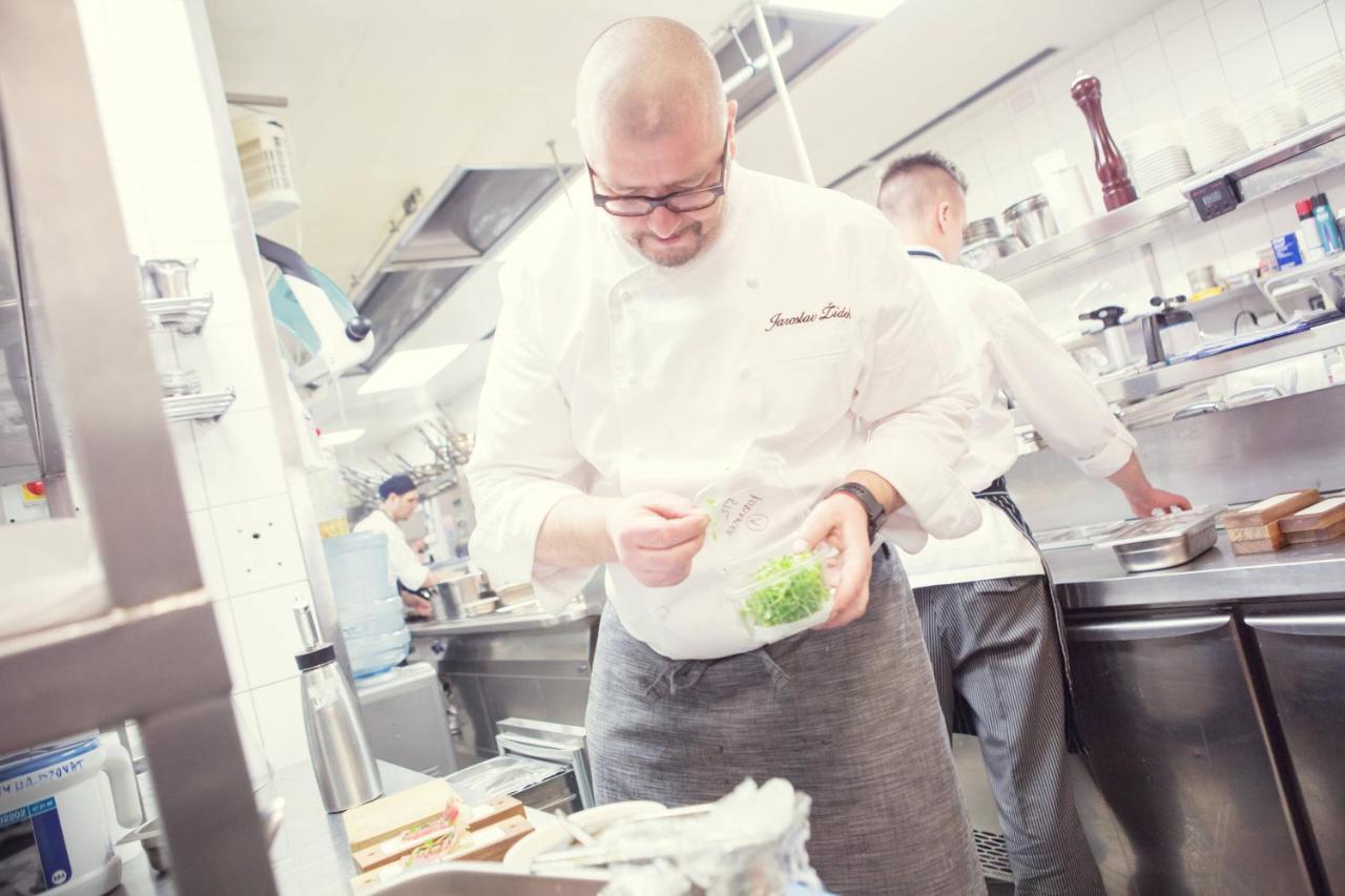 Grand Hotel River Park, A Luxury Collection Hotel, Bratislava Exterior foto Chef preparing a meal