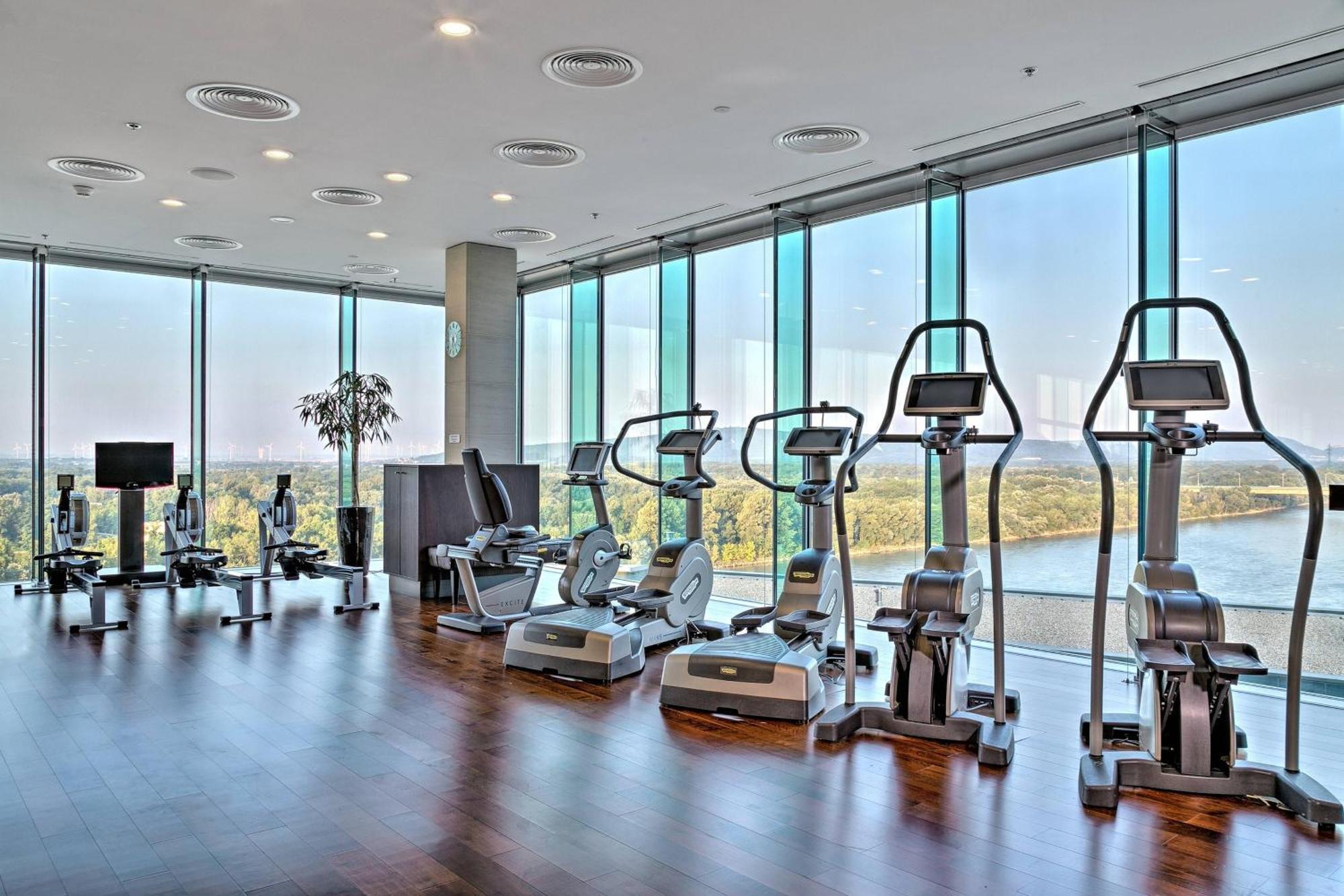 Grand Hotel River Park, A Luxury Collection Hotel, Bratislava Exterior foto The gym at the hotel
